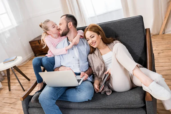 Familia usando laptop - foto de stock