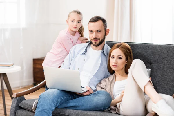 Família usando laptop — Fotografia de Stock