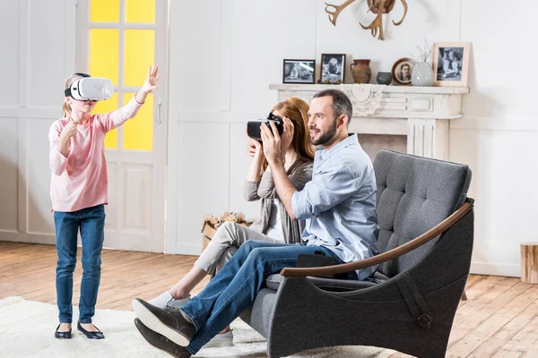 Familia en auriculares de realidad virtual - foto de stock