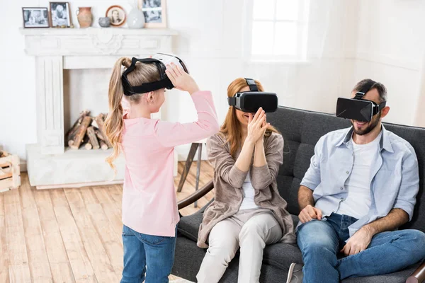 Familia en auriculares de realidad virtual - foto de stock
