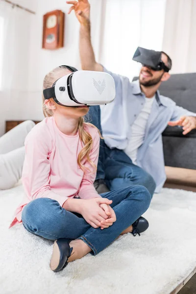 Father and daughter in virtual reality headsets — Stock Photo