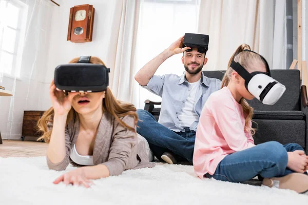 Família em fones de ouvido de realidade virtual — Fotografia de Stock