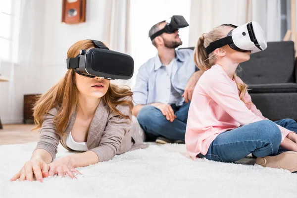 Сім'я в гарнітурах віртуальної реальності — стокове фото