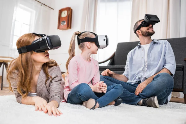 Familia en auriculares de realidad virtual - foto de stock