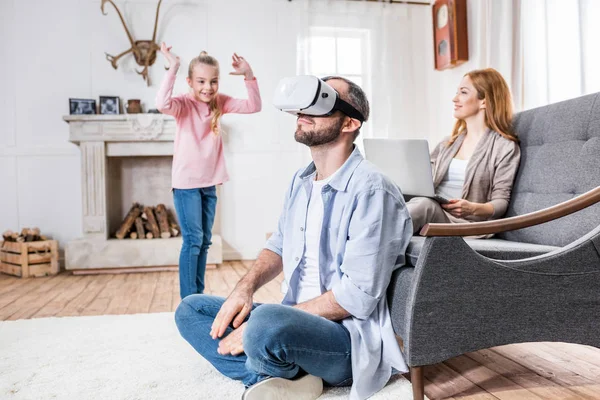 Família relaxante em casa — Fotografia de Stock