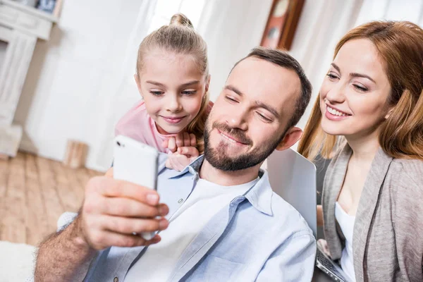 Famille utilisant un smartphone — Photo de stock