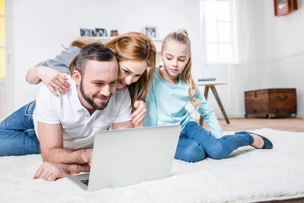 Familia usando laptop - foto de stock