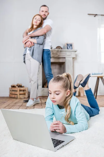 Familie entspannt zu Hause — Stockfoto