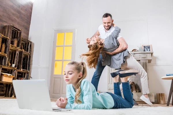 Familie entspannt zu Hause — Stockfoto