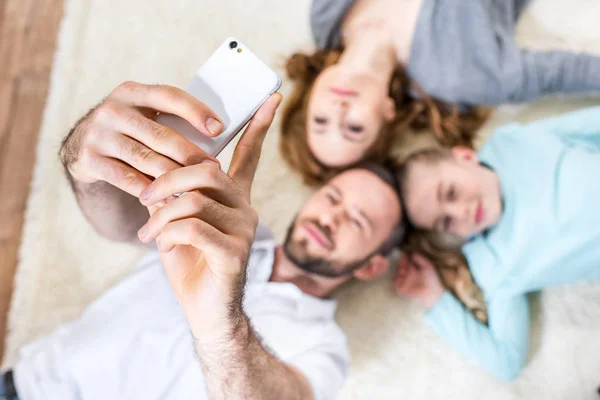 Familia haciendo selfie - foto de stock