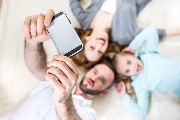 Familie macht Selfie — Stockfoto