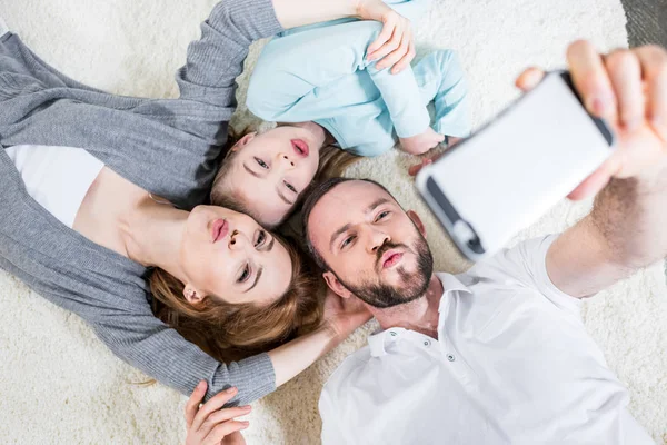 Familie macht Selfie — Stockfoto