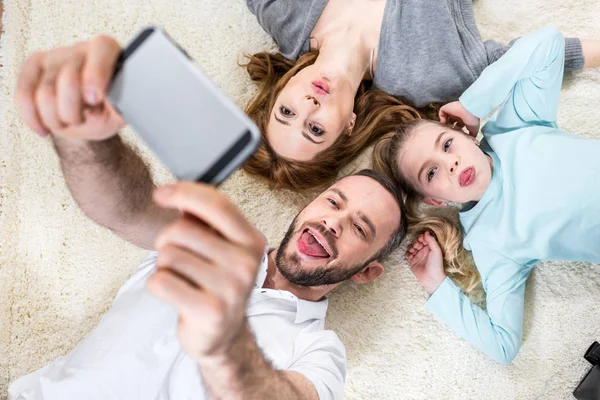 Familie macht Selfie — Stockfoto