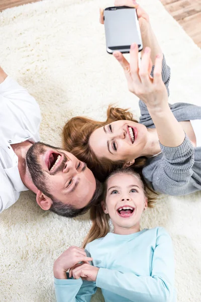 Familia haciendo selfie - foto de stock