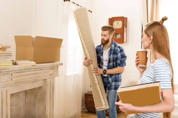 Pareja mudándose a nueva casa - foto de stock