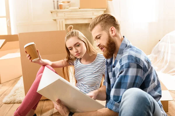 Paar sitzt auf dem Boden — Stockfoto