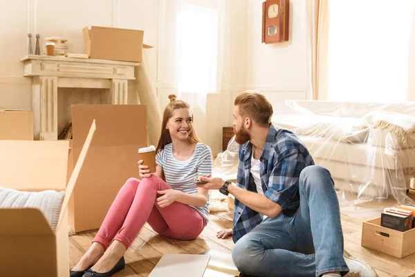 Pareja sentada en el suelo - foto de stock