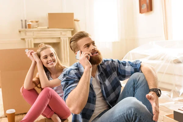 Pareja sentada en el suelo - foto de stock