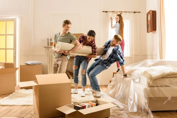 Amici che si trasferiscono in una nuova casa — Foto stock