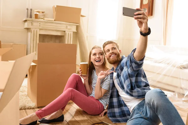 Pareja tomando selfie - foto de stock