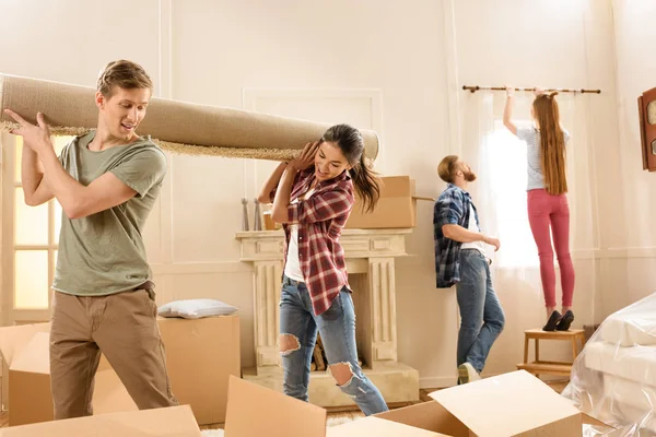 Friends moving into new house — Stock Photo