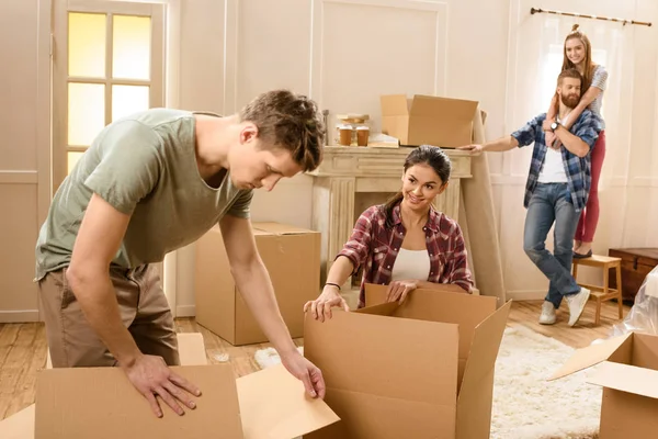 Amici che si trasferiscono in una nuova casa — Foto stock