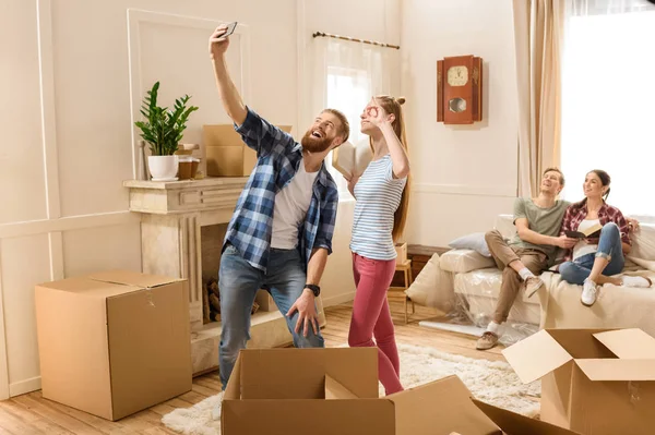 Pareja tomando selfie - foto de stock