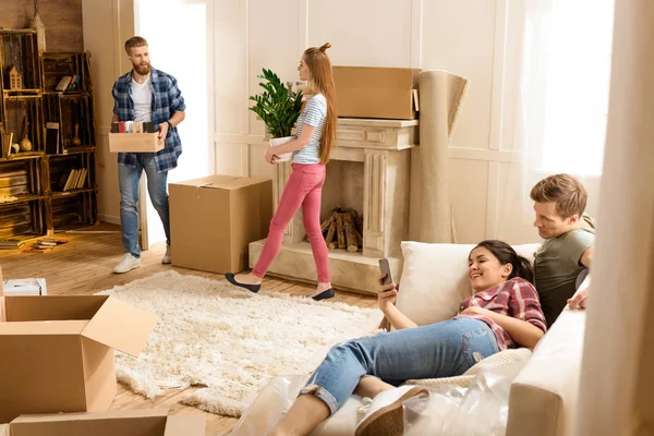 Friends moving into new house — Stock Photo
