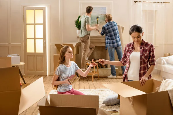 Amigos mudándose a casa nueva - foto de stock