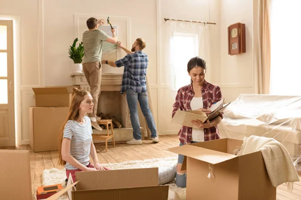 Amis déménageant dans une nouvelle maison — Photo de stock