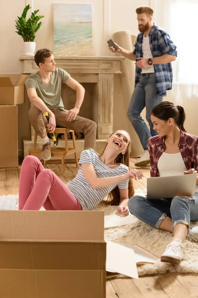 Friends using laptop — Stock Photo