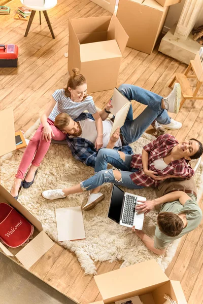 Friends using laptop — Stock Photo