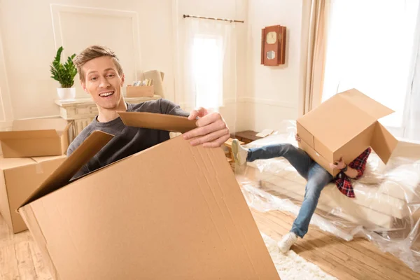 Amis déménageant dans une nouvelle maison — Photo de stock