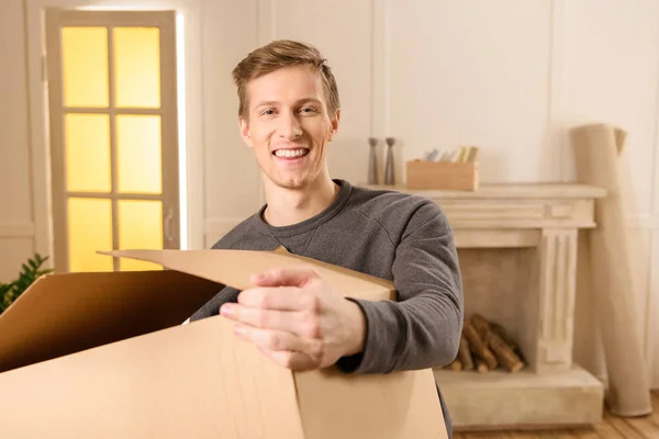 Man holding cardboard box — Stock Photo