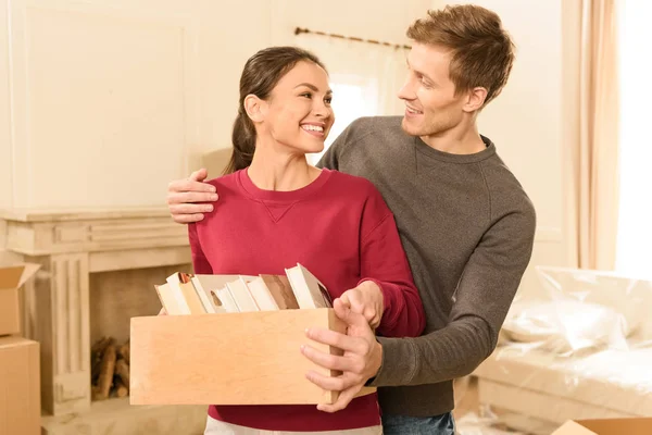 Couple moving into new house — Stock Photo