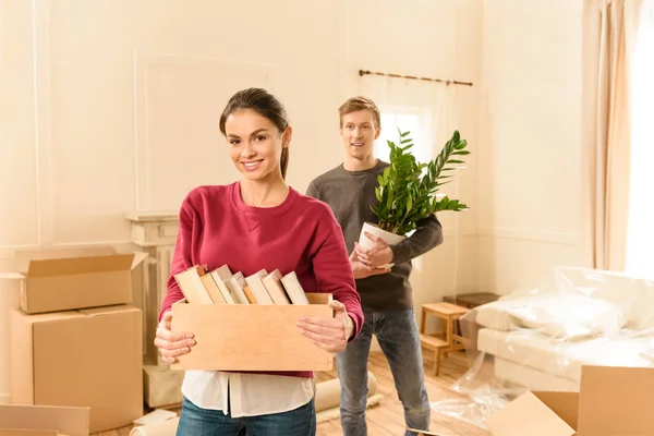 Pareja mudándose a nueva casa - foto de stock