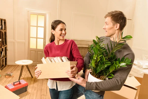 Couple moving into new house — Stock Photo