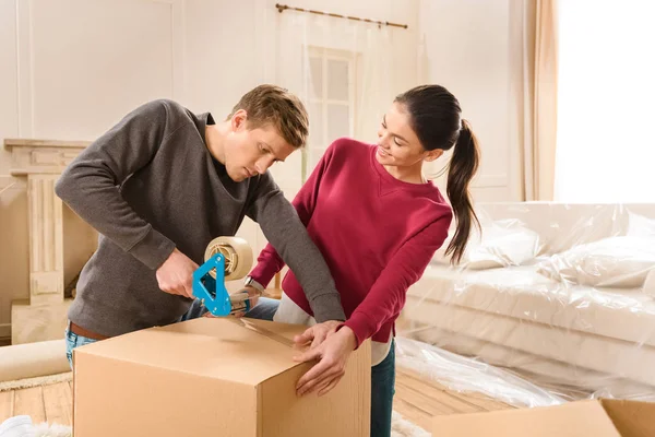 Couple packing things — Stock Photo