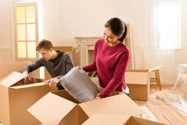 Couple moving into new house — Stock Photo