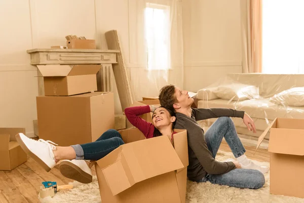 Pareja mudándose a nueva casa - foto de stock