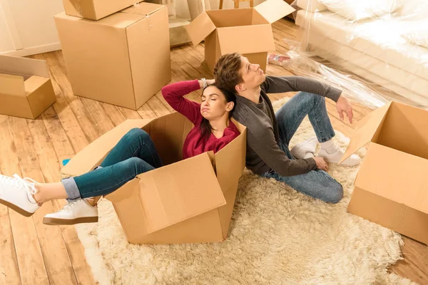 Couple moving into new house — Stock Photo