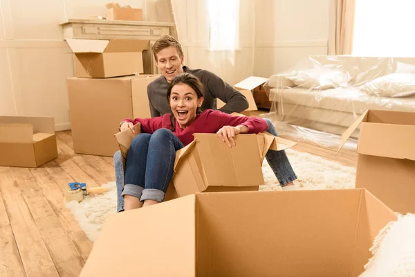 Couple moving into new house — Stock Photo