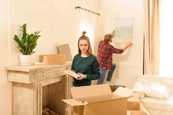 Couple déménageant dans une nouvelle maison — Photo de stock