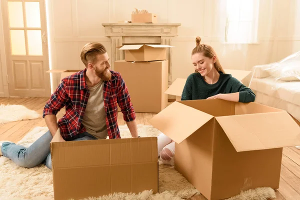 Pareja mudándose a nueva casa - foto de stock