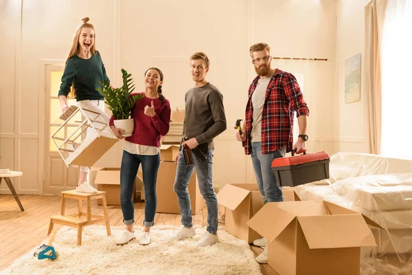 Amigos en casa nueva — Stock Photo