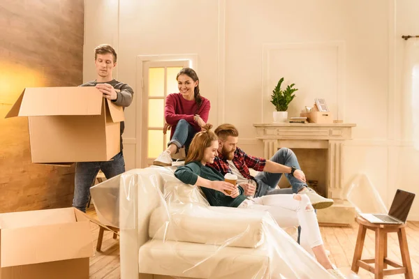 Friends moving into new house — Stock Photo