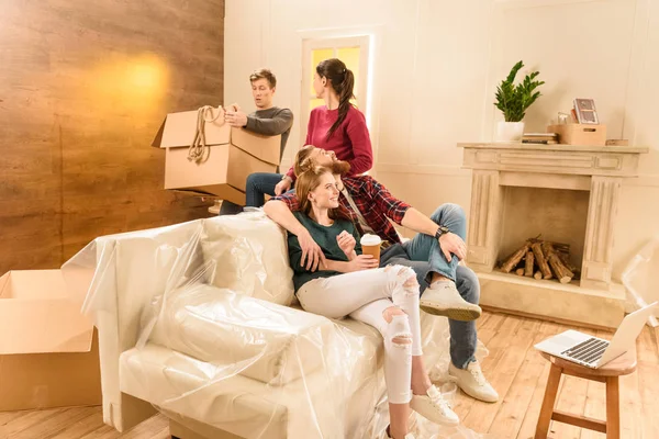 Friends moving into new house — Stock Photo