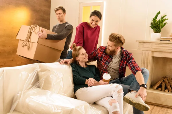 Amis déménageant dans une nouvelle maison — Photo de stock