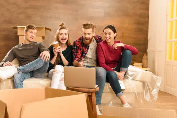 Friends at new home — Stock Photo
