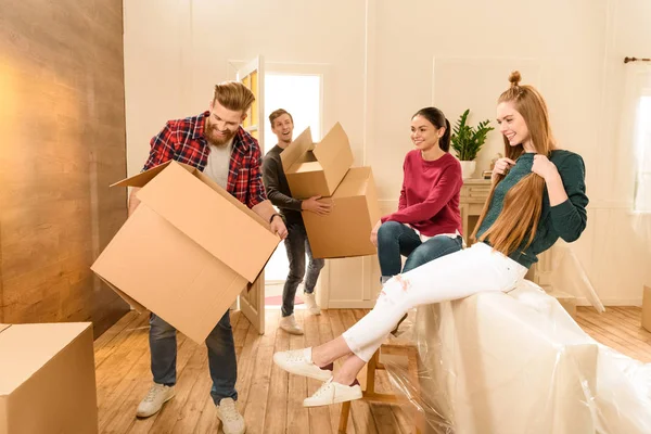 Amis déménageant dans une nouvelle maison — Photo de stock